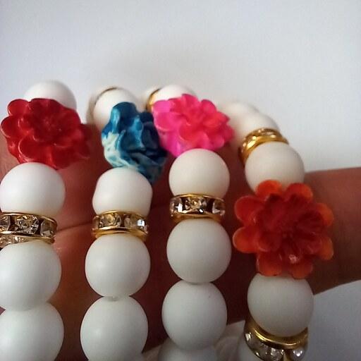دستبند زنانه با انیکس سفید و گل سرامیکی