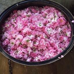 گلاب سنتی تولید شده با دیگهای مسی وبا آب چشمه
