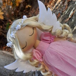 عروسک فرشته با لباس صورتی و موهای فرفری جذاب مناسب هدیه دادن و سیسمونی دیزاین خونه هاتون