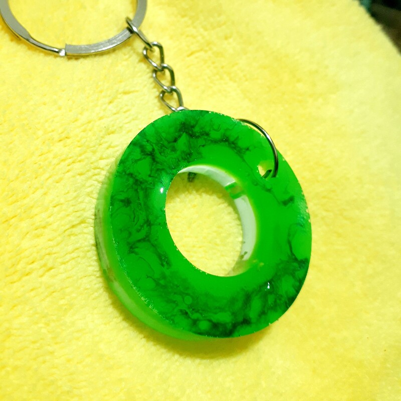 جاکلیدی و آویز کیف  رزینی دست ساز دایره ای رنگ سبز فسفری