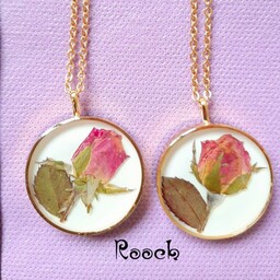 گردنبند رزینی با گل طبیعی رز  تصاویر دلخواه. رنگ نقره ای و طلایی قابل سفارش است . رنگ ثابت 