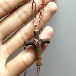 گردنبند طرح صلیب از جنس چوب سنجد با زنجیر مسی زیبا و خاص 
