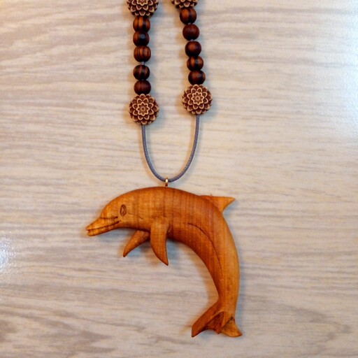  گردن آویز چوبی طرح دلفین از جنس چوب ممرز سایز 7 در 7 سانتیمتر