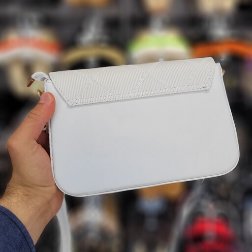 کیف چرم زنانه اداری قیمت مناسب و کیفیت عالی دوخت تمیز و شیک رنگ سفید طرح لوزی طراحی منحصر به فرد بند متوسط اندازه متوسط
