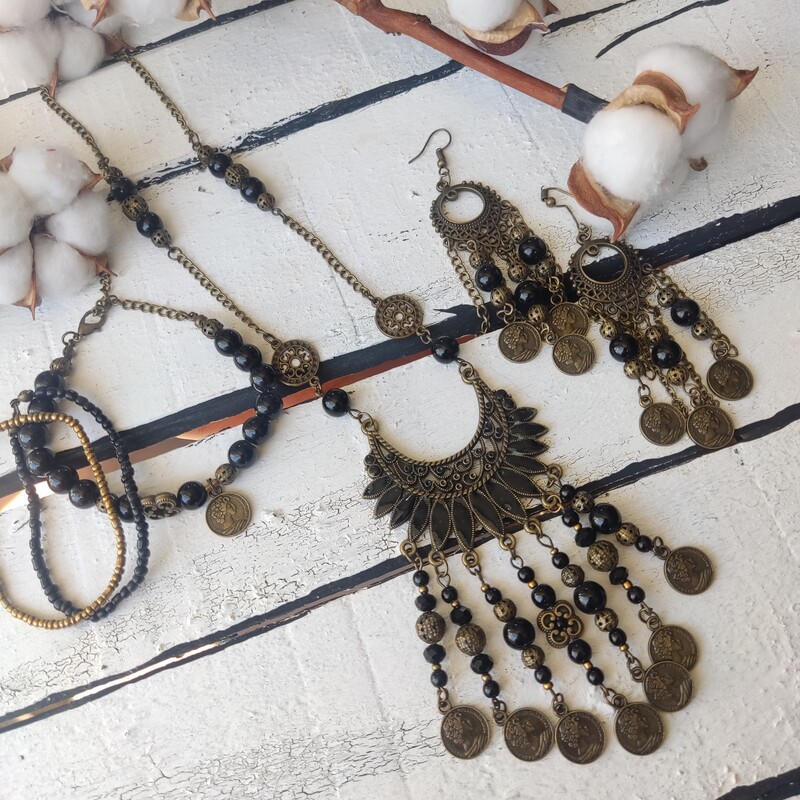  ست گردنبند  رومانتویی سنتی سنگ اونیکس زنانه          ست شامل گردنبند    یک جفت گوشواره   سه عدد دستبند