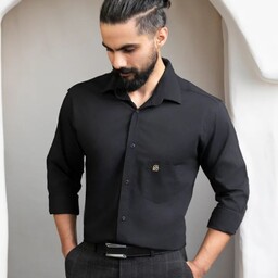 پیراهن مردانه یقه دار آستین دار شیک و ساده و مشکی زاغ با سایز بندی عالی و خوش قواره 