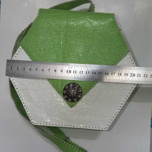 کیف چرمی کیف چرمی دوشی شش ضلعی دست دوز ترکیب دو رنگ سبز و سفید به ارتفاع 19