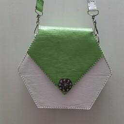 کیف چرمی کیف چرمی دوشی شش ضلعی دست دوز ترکیب دو رنگ سبز و سفید به ارتفاع 19