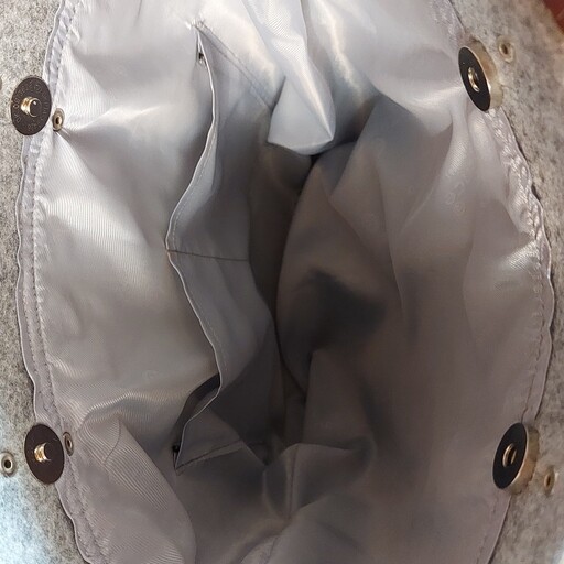 کیف زنانه نمدی گلدوزی شده  با بند چرمی