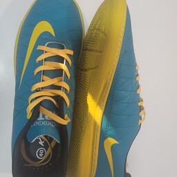 کفش سالنی مردانه در یک ترکیب رنگ جذاب مناسب فوتسال و فوتبال
