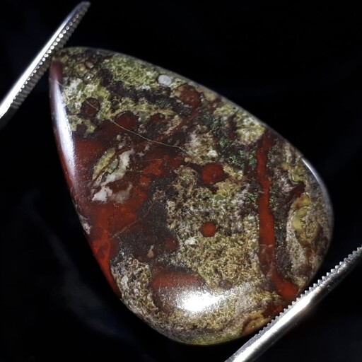 سنگ خون اژدها کاملا طبیعی و معدنی کلکسیونی زیبا و خاص معروف به سنگ قدرت 