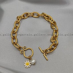 دستبند استیل زنانه دخترانه رنگ ثابت طرح طلا رولو آویزدار مروارید پرورشی گل بابونه قفل تی ارسال رایگان
