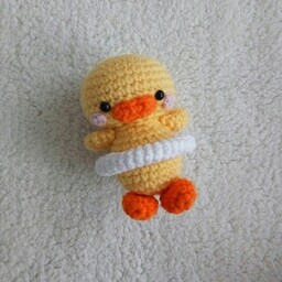 عروسک بافتنی دست باف طرح اردک کوچولو تابستونی سفیرباف