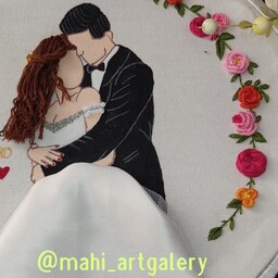 دیوارکوب عروس و داماد گلدوزی شده و نقاشی شده با رنگ پارچه مطابق با عکس عروس و داماد 
