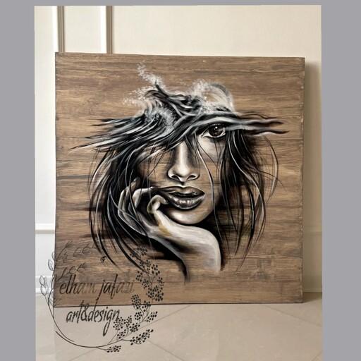 تابلو نقاشی دختر زمینه طرح چوب نقاشی شده است تکنیک آکریلیک 