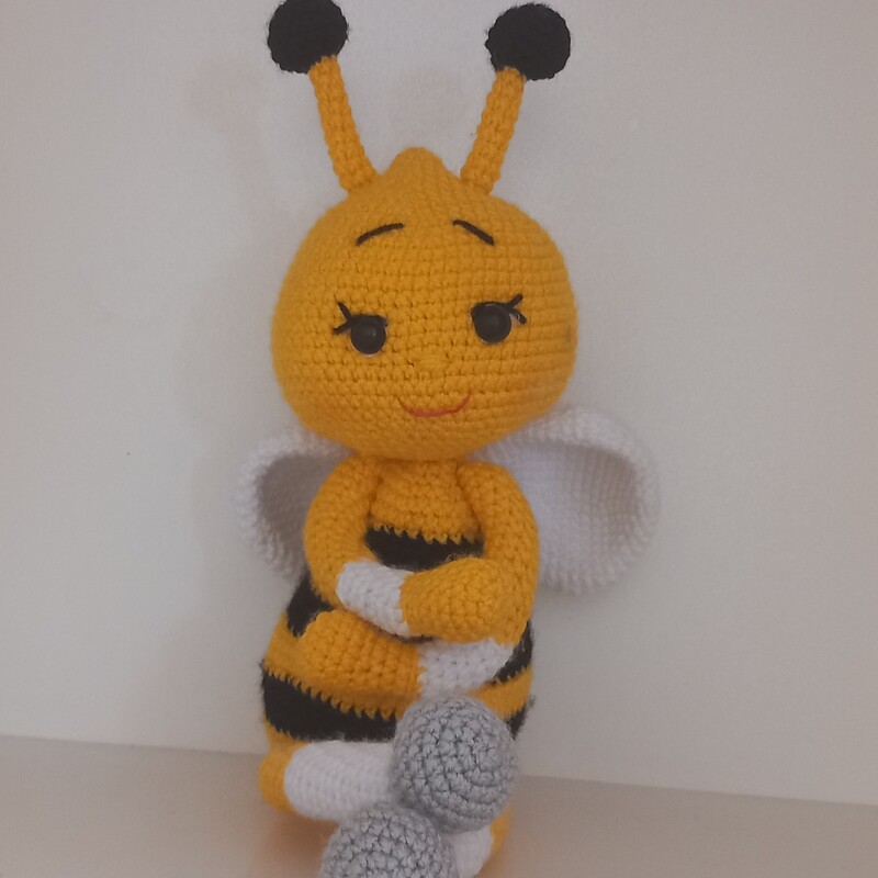 عروسک دست بافت زنبور عسل