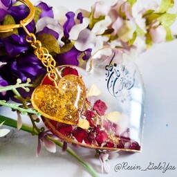 دسته کلید رزینی سرکلیدی رزینی آویز کیف رزینی طرح قلب 6 سانتی مزین به چهار قل و وان یکاد و گل های طبیعی