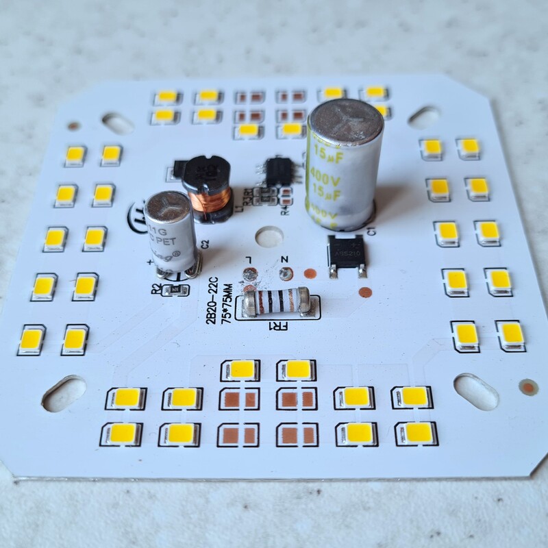 چیپ لامپ ال ای دی برق مستقیم 40 وات  ماژول دی او بی 2خازنه  رنگ آفتابی مناسب جهت تعمیر لامپ. Dob 40w chip hx