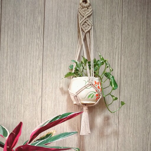 آویز گلدان  مکرومه با حلقه چوبی یا فلزی  در طرح و رنگ و اندازه دلخواه 