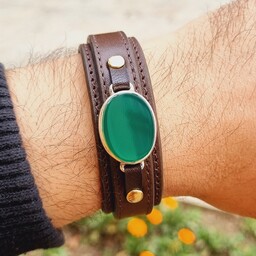 دستبند چرم طبیعی با قاب نقره دستساز و نگین عقیق سبز بسیار زیبا 