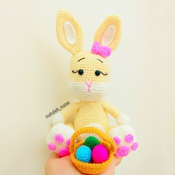 عروسک دست بافت  طرح خرگوش دخترونه زیبای کودکانه و همراه با سبد تخم مرغ هایش