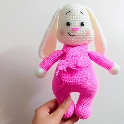 عروسک دست بافت طرح خرگوش با لباس جیب دار صورتی دخترانه