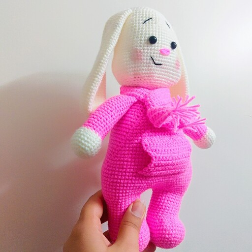 عروسک دست بافت طرح خرگوش با لباس جیب دار صورتی دخترانه