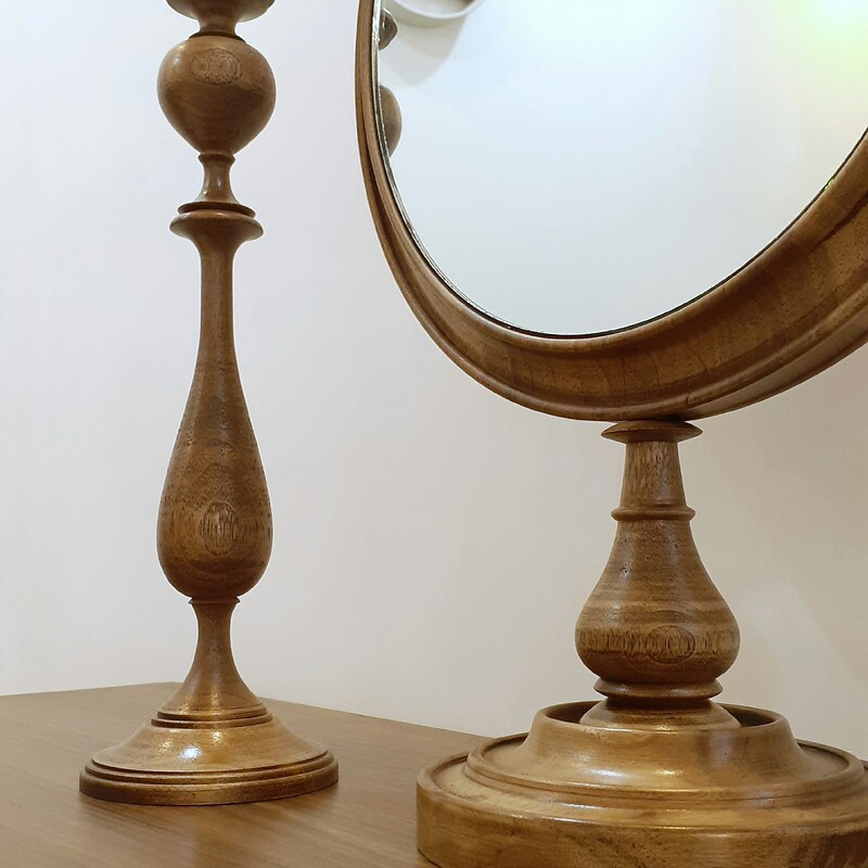  آینه و شمعدان تمام چوب  گردو،خراطی شده  و تک نسخه