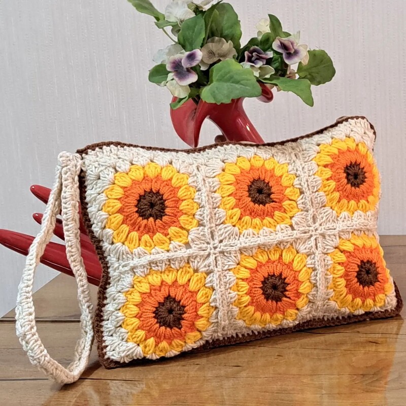کیف زنانه دستباف بافت موتیف طرح گل آفتابگردان بافته شده با کاموای اکریلتاب درابعاد 20در 30