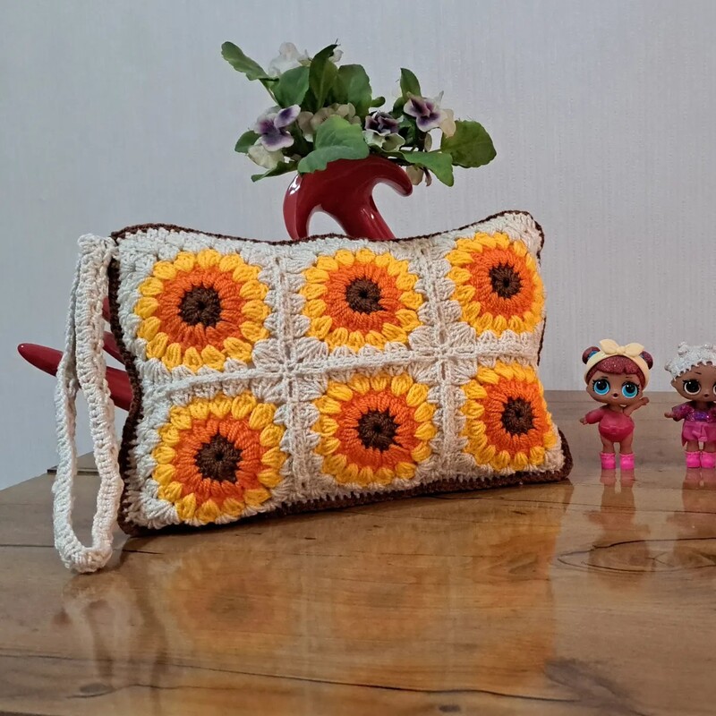 کیف زنانه دستباف بافت موتیف طرح گل آفتابگردان بافته شده با کاموای اکریلتاب درابعاد 20در 30