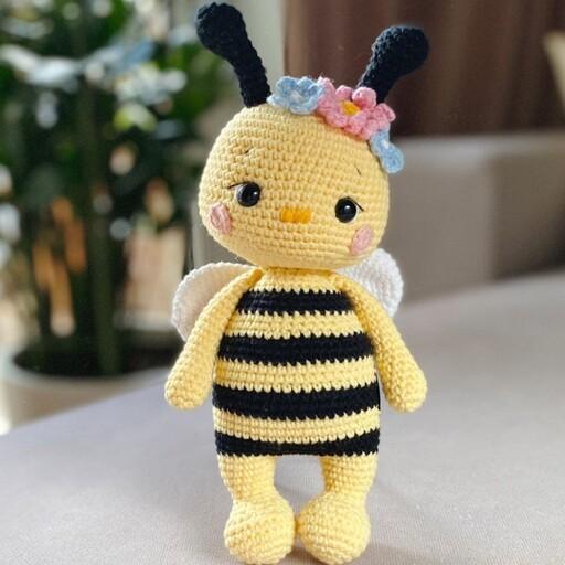 عروسک دستبافت زنبور ناز با سایز تقریبی 20 سانت و رنگبندی متغیر