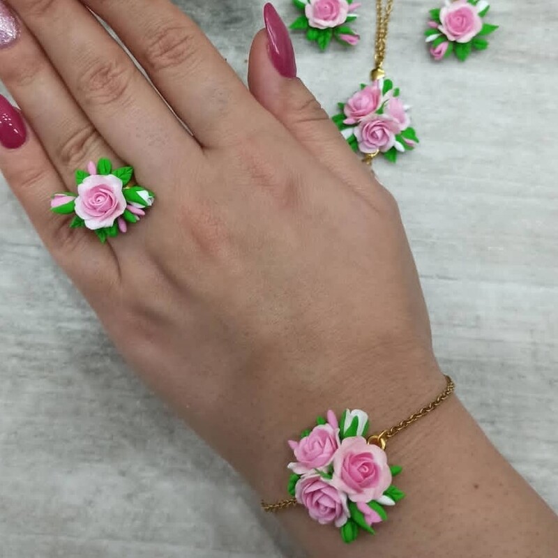 دستبند و انگشتر گل برجسته رز صورتی جنس خمیر ایتالیایی نشکن ،اتصالات دستبند رنگ ثابت 