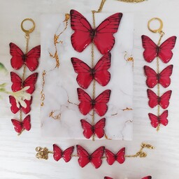 ست پنج تکه پروانه قرمز  طرح چهار پروانه،شامل گردنبند،دستبند،گوشواره رنگ ثابت و گیرمو و انگشتر هدیه