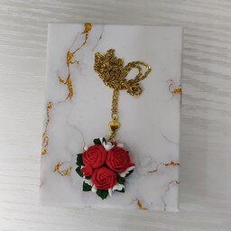 گردنبند گل برجسته خمیر ایتالیایی نشکن طرح گل پیونی قرمز با اتصالات رنگ ثابت