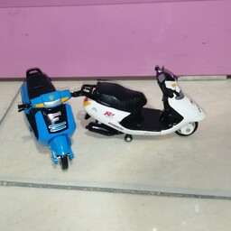 لوازم سیسمونی و اسباب بازی ماکت فلزی موتورسیکلت در دورنگ آبی و سفید به صورت قدرتی