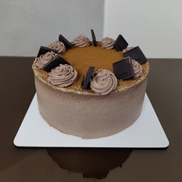 کیک تولد خانگی شکلاتی با فیلینگ خامه شکلاتی و موز و گردو وزن 2کیلوگرم