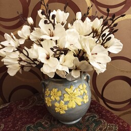 گلدان سفالی طرح گل برجسته در اندازه 20 cm گل ها با تکسچر کار شده و روی سطح کار  کیلرخورده
