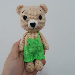 عروسک بافتنی خرس کرمی شلوارک سبز بسیار خوشرنگ18سانتی                                           