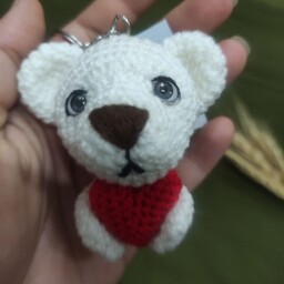 عروسک بافتنی جاسوئیچی(جاکلیدی)خرس سفید و قلب قرمز  چشم رزینی                       