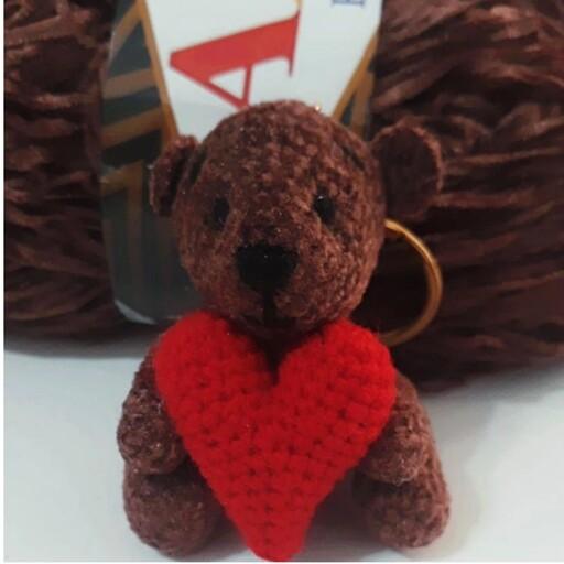 عروسک خرسی  جاکلیدی خرس مخملی قهوه ای همراه قلب قرمز.عروسک بافتنی                   