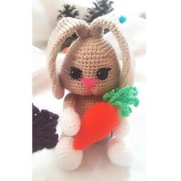 عروسک بافتنی زیبا خرگوش گوش دراز همراه هویچ       