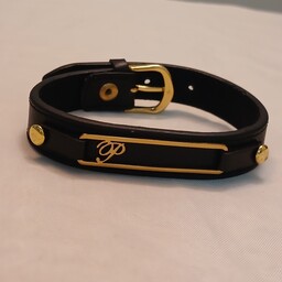 دستبند چرم P استیل طلایی با چرم اصل مشکی مناسب برای خانمها و آقایان خرید مستقیم از کارگاه 