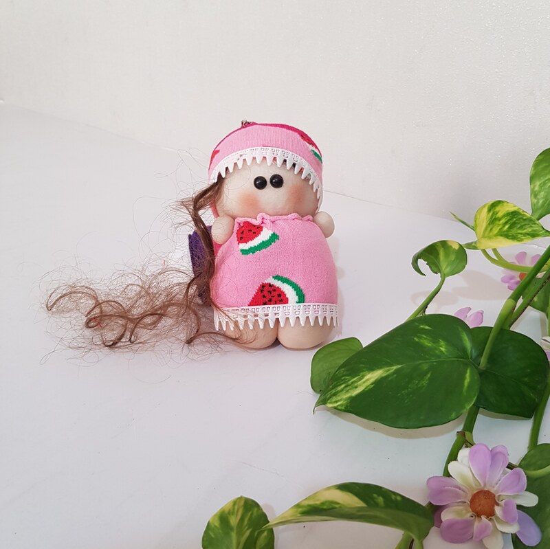 عروسک پارچه ای اویز دار  صورتی  لباس  طرح هندوانه جاکلیدی (آویز کیف ) هدیه تولد