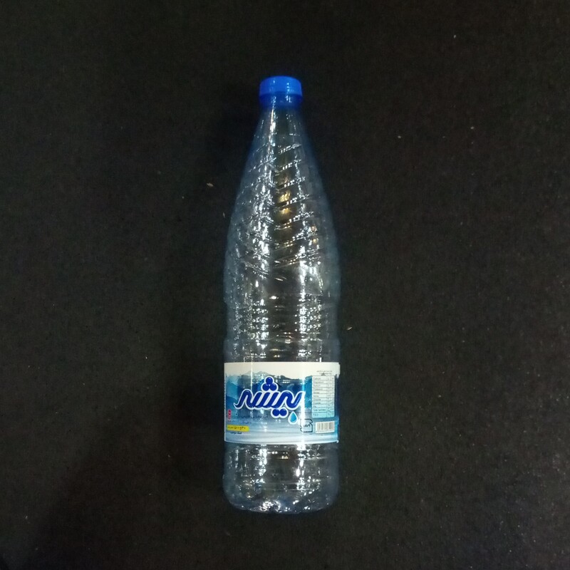 بطری آب معدنی سایز بزرگ (یک و نیم لیتری) در صورت خرید با غرفه دار گفت و گو کنید.