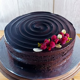 کیک کافیشاپی فوق شکلاتی با فیلینگ گاناش و خامه شکلاتی 