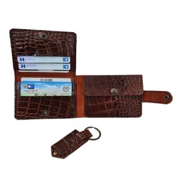 کیف پول جیبی دارای شش محفظه کارت بانکی یک محفظه درب دار  ، و یک محفظه برای اسکناس ، این کیف از چرم گاوی و دست دوز میباشد