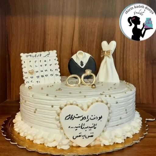 کیک خامه ای با تزئینات فوندانت با فیلینگ دلخواه مناسب سالگرد ازدواج 