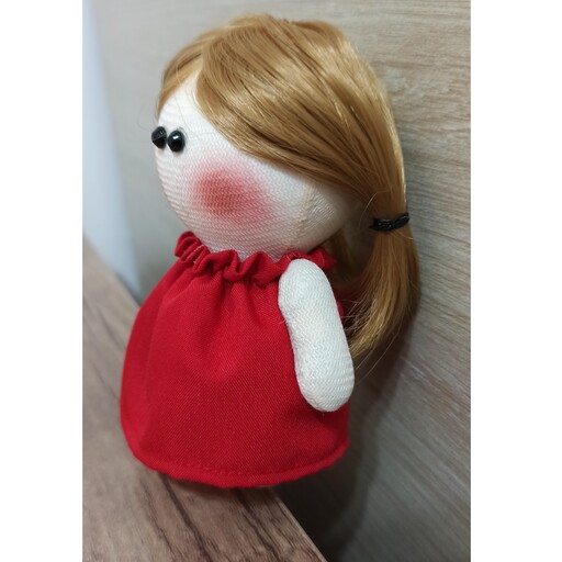 عروسک روسی 11سانتی،لباس عروسکی با پارچه تترون قرمز ،موی حالت دار و بلوند،قابلیت شانه زدن و تغییر مدل مو