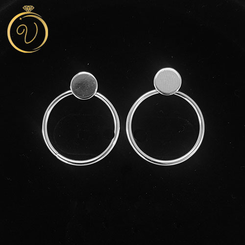 گوشواره حلقه‌ای نقره‌ای با پلاک دایره‌ای IAM