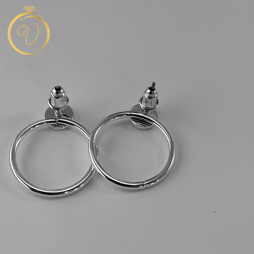 گوشواره حلقه‌ای نقره‌ای با پلاک دایره‌ای IAM